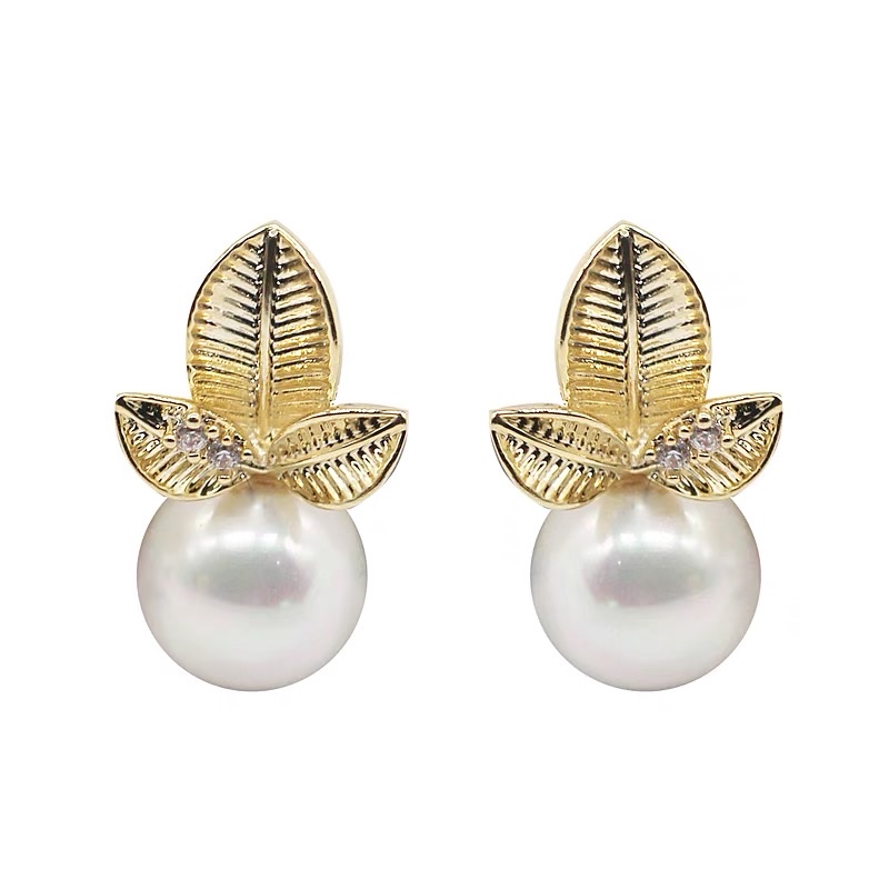 Exquisite clover pearl, cute and charming new ear studs for young girls Application Scenario