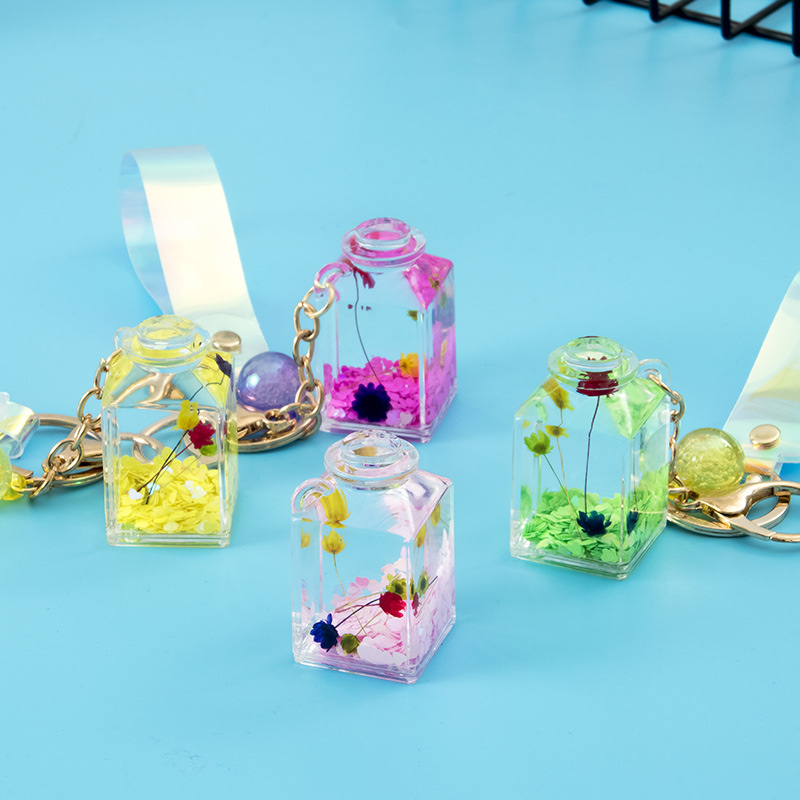 The keychain is cartoon, cute, fashionable, elegant and trendy. It's a Korean version with a strong personality. 215 Specification image