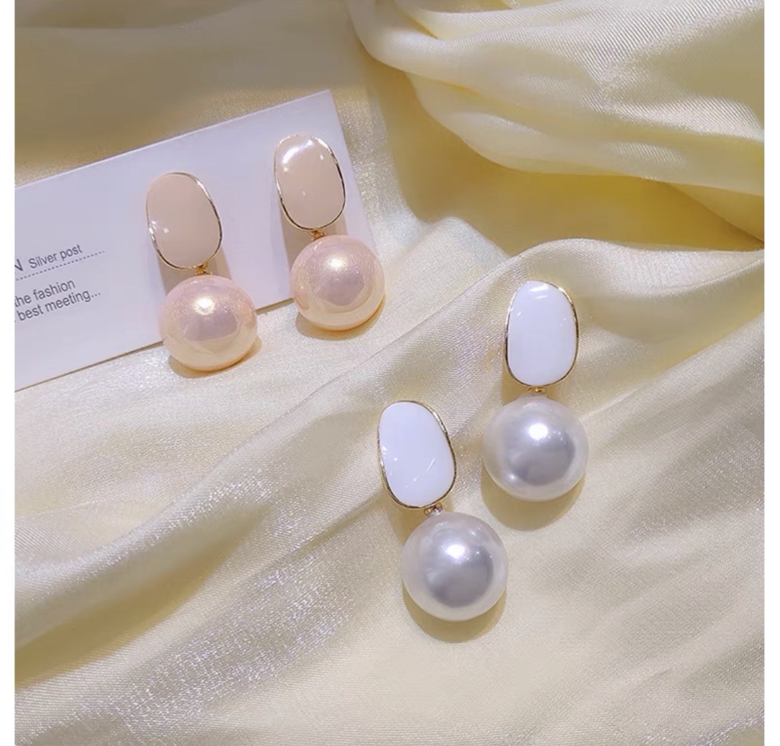 Classic, fashionable and trendy European and American personalized stud earrings designed by socialites Item Picture