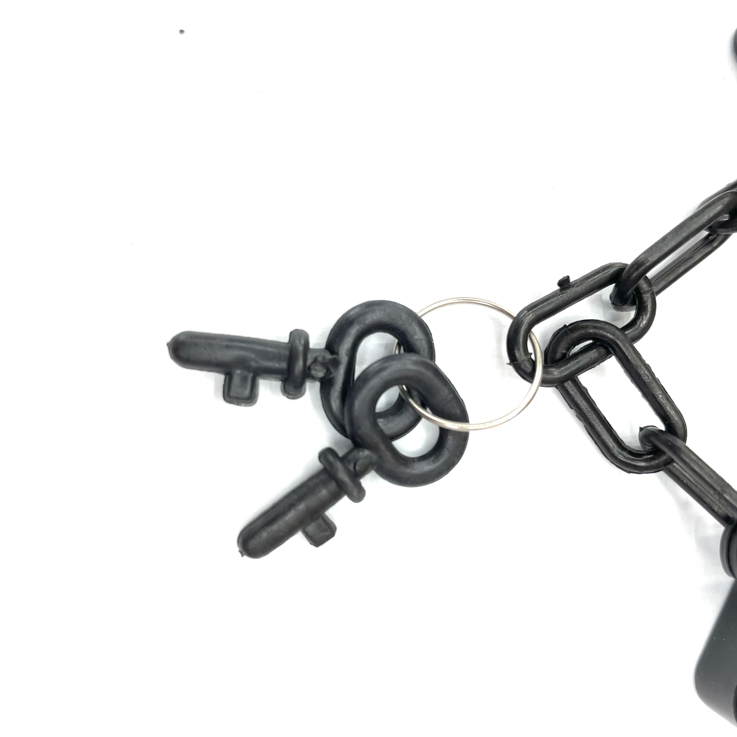 玩具手铐塑料手铐情侣手扣彩色手铐本色手铐儿童玩具手铐游戏玩具手铐万圣节产品黑色塑胶本色手铐 JH-39白底实物图