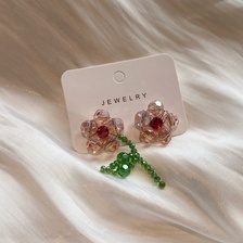 s925银针编织淡粉色不对称花朵耳钉手工串珠绿叶水晶耳环耳夹
