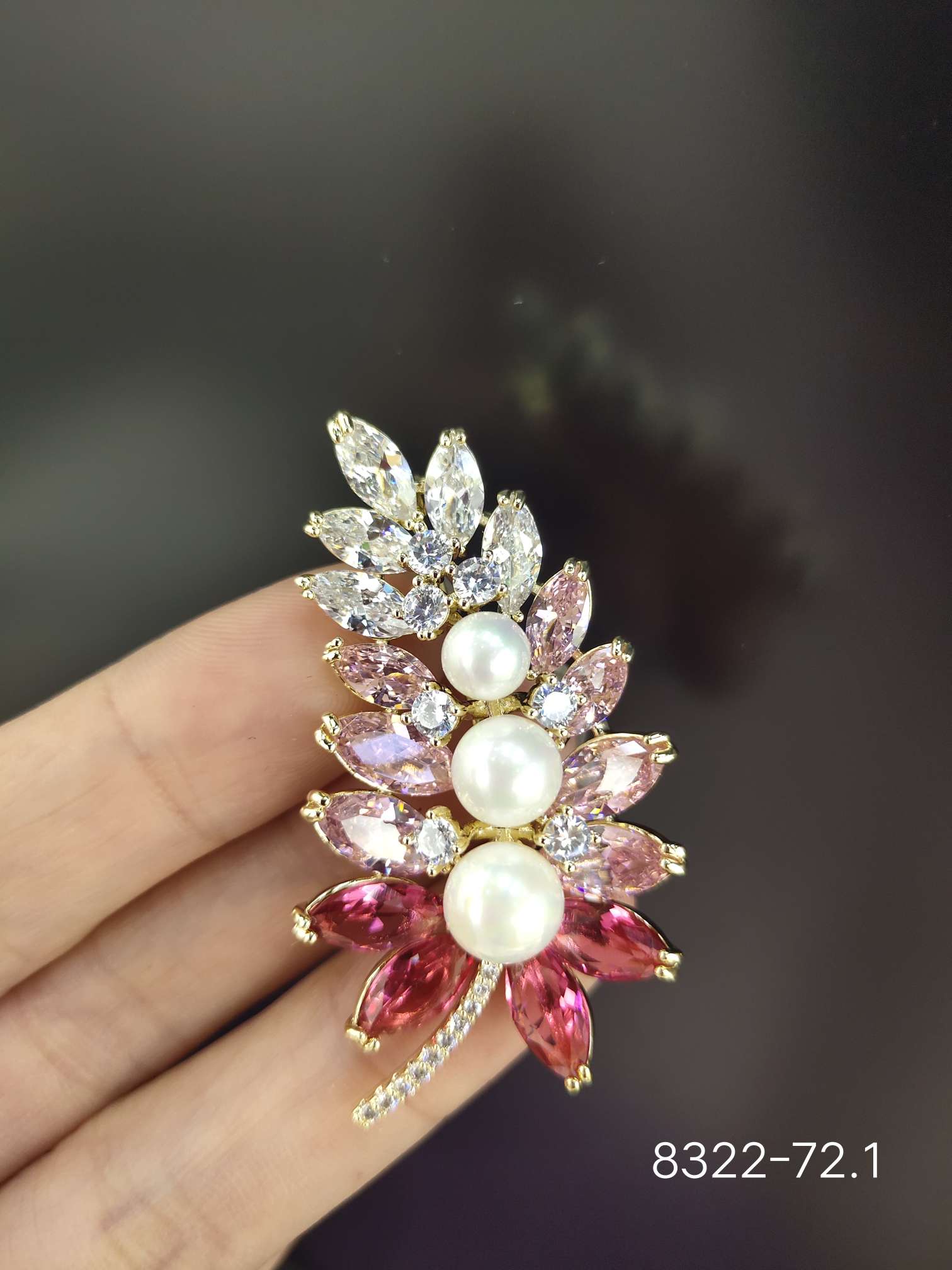 Korean-style fashionable pink feather high-end anti-glare coat accessory brooch details Picture