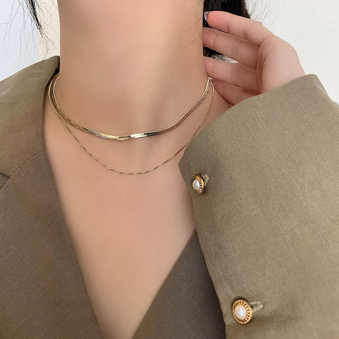 A simple and versatile double-layer snake bone chain short necklace for women, with a light luxury, high-end and niche design sense. It's a collarbone chain Application Scenario