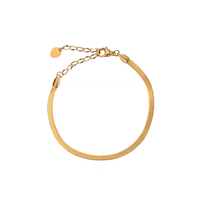 The wide snake bone bracelet for girls exudes a light luxury, niche sophistication, and is made of titanium steel with a simple yet exquisite charm Application Scenario