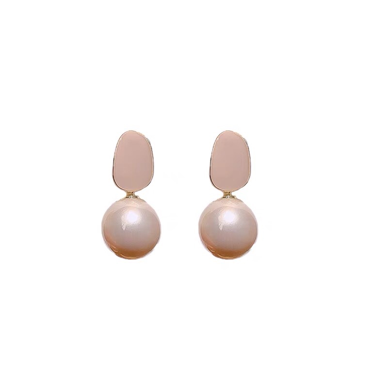 Classic, fashionable and trendy European and American personalized stud earrings designed by socialites