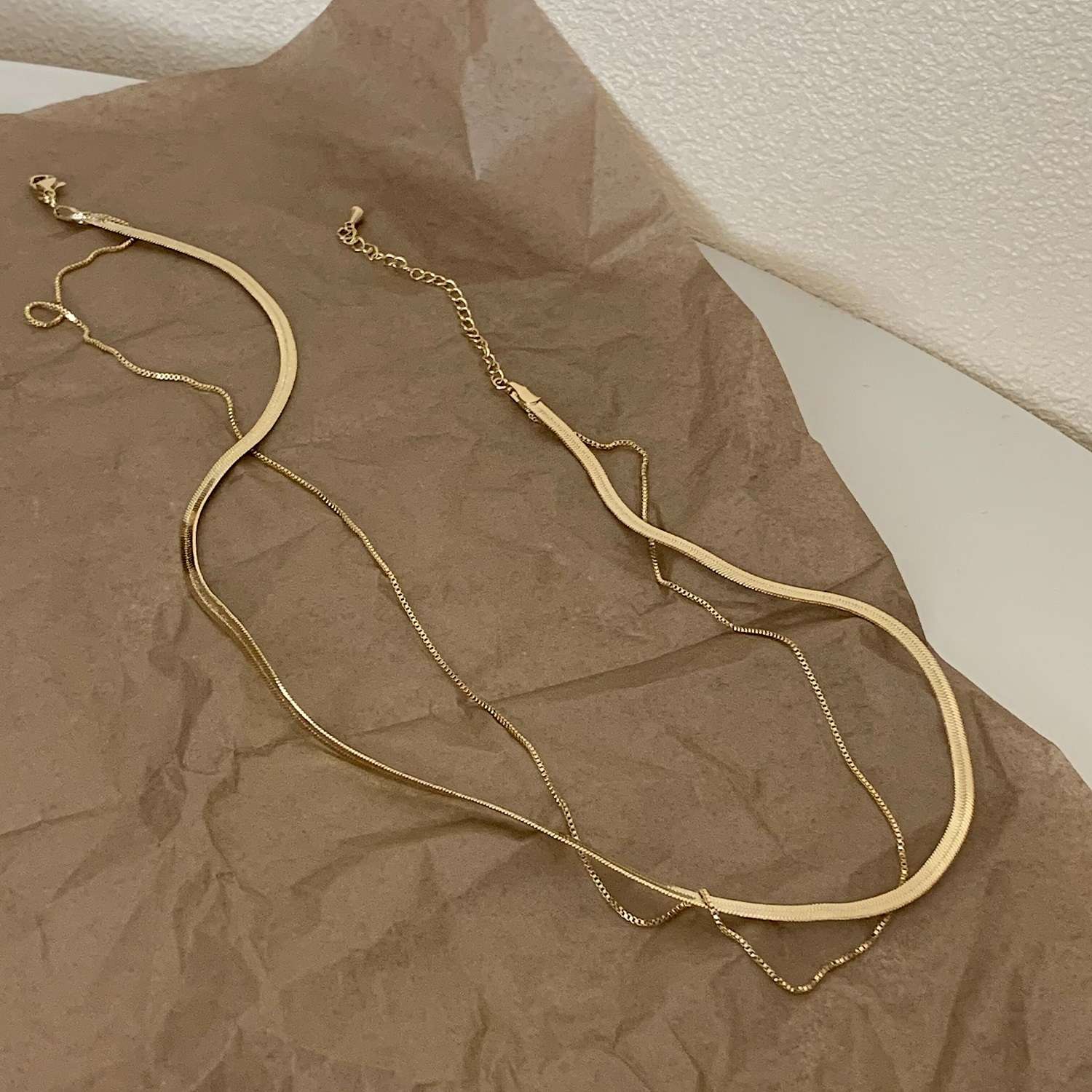 A simple and versatile double-layer snake bone chain short necklace for women, with a light luxury, high-end and niche design sense. It's a collarbone chain Specification image