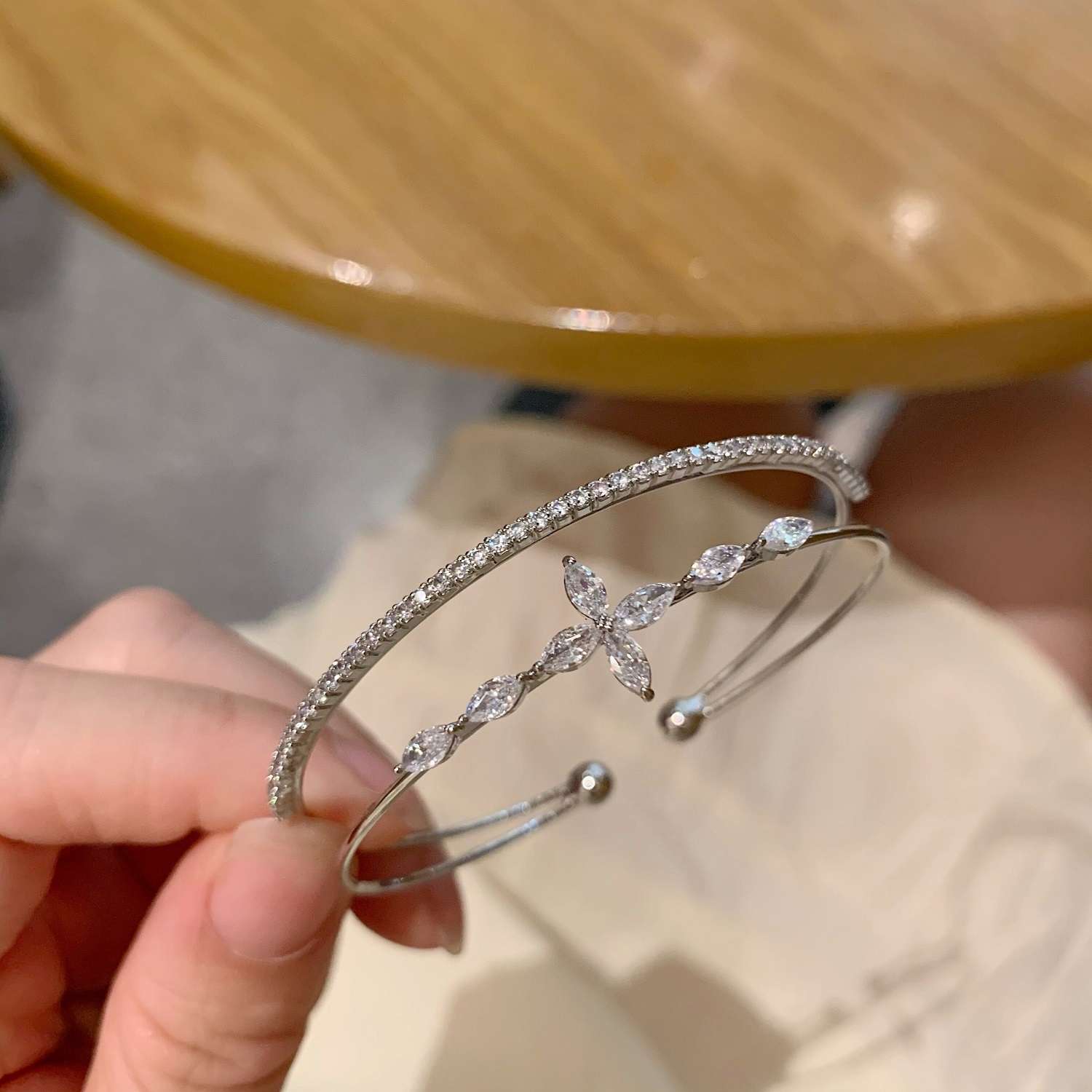 This is a delicate, slightly inlaid zircon sparkling flower bracelet with a fashionable and elegant style from Japan and South Korea. It is a niche design for women and a light luxury accessory for best friends details Picture