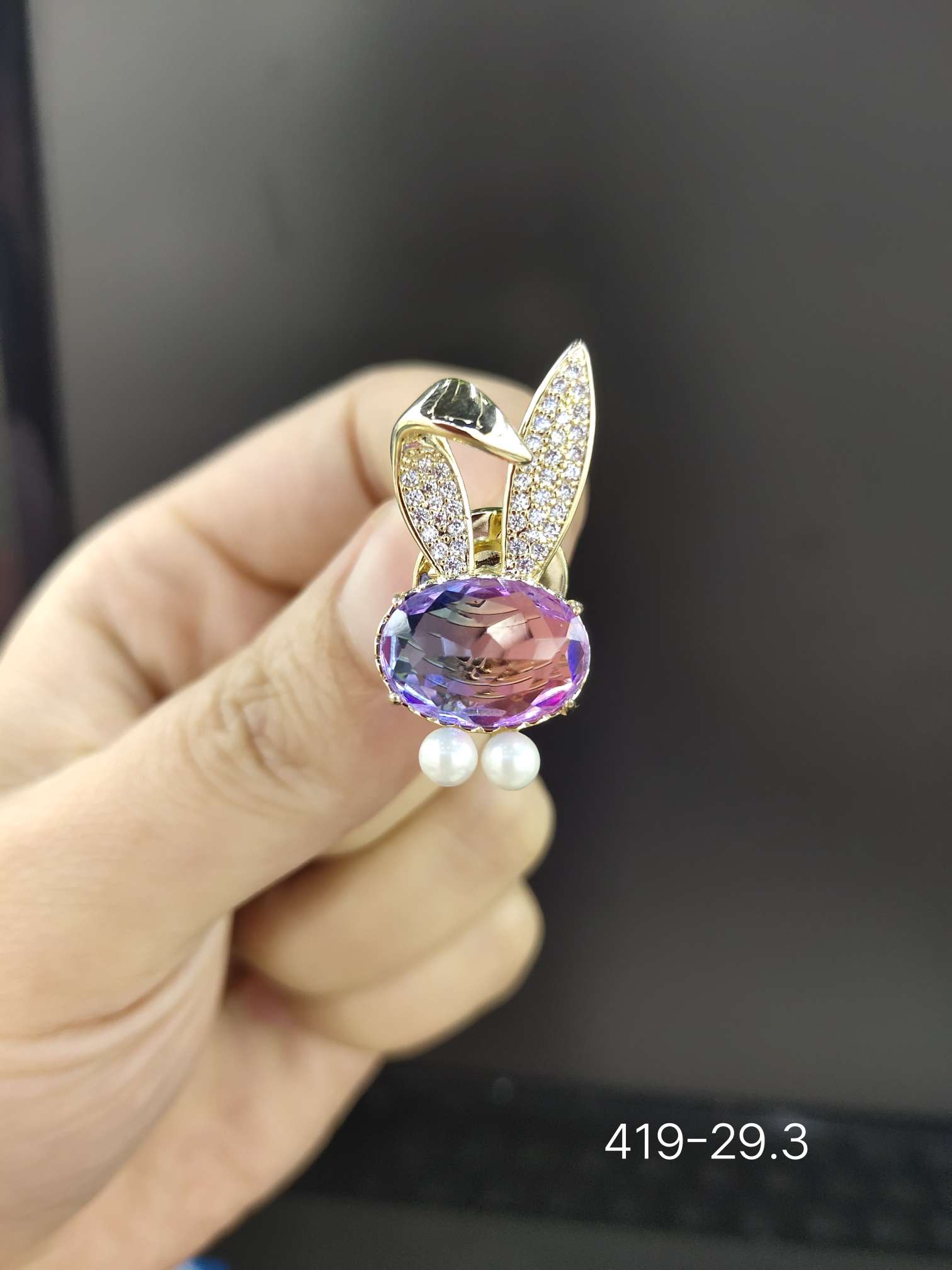 Korean-style fashionable crystal rabbit high-end anti-glare coat accessory brooch details Picture