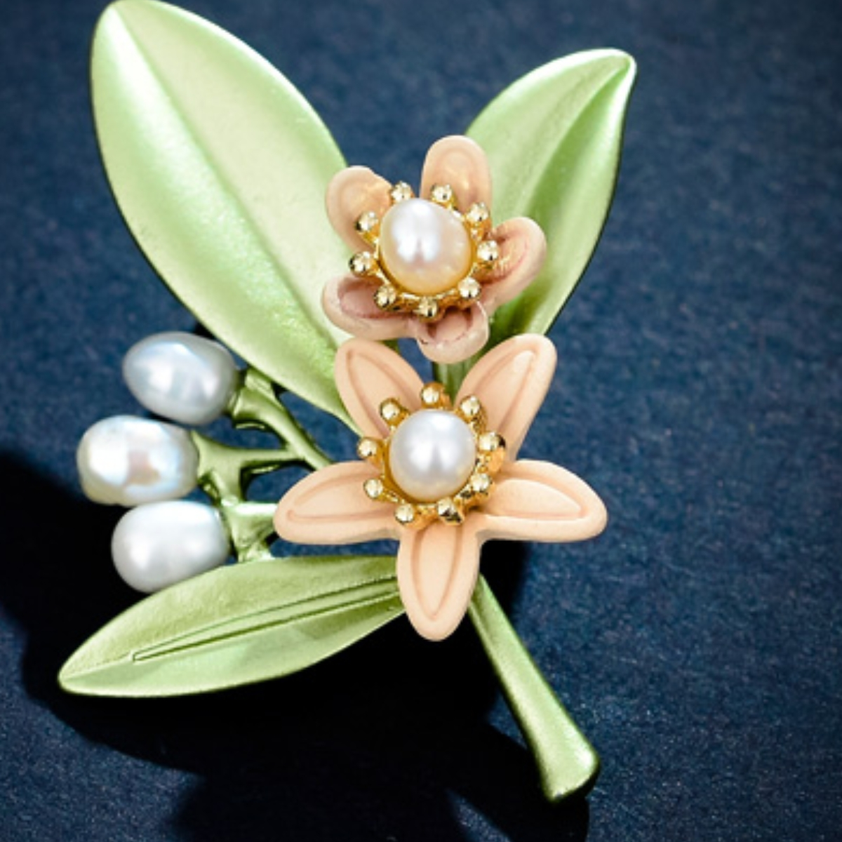 Three-leaf brooch