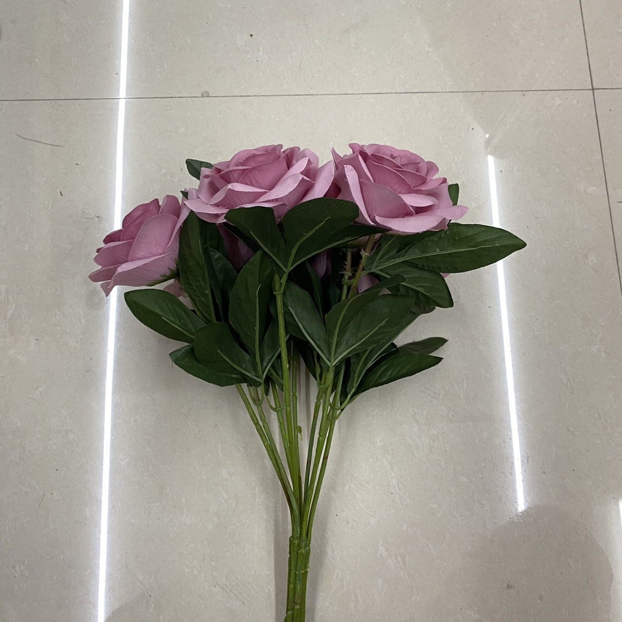 Green leaf rose bouquet red