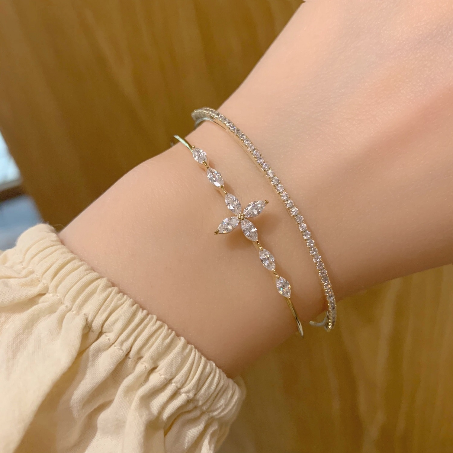 This is a delicate, slightly inlaid zircon sparkling flower bracelet with a fashionable and elegant style from Japan and South Korea. It is a niche design for women and a light luxury accessory for best friends
