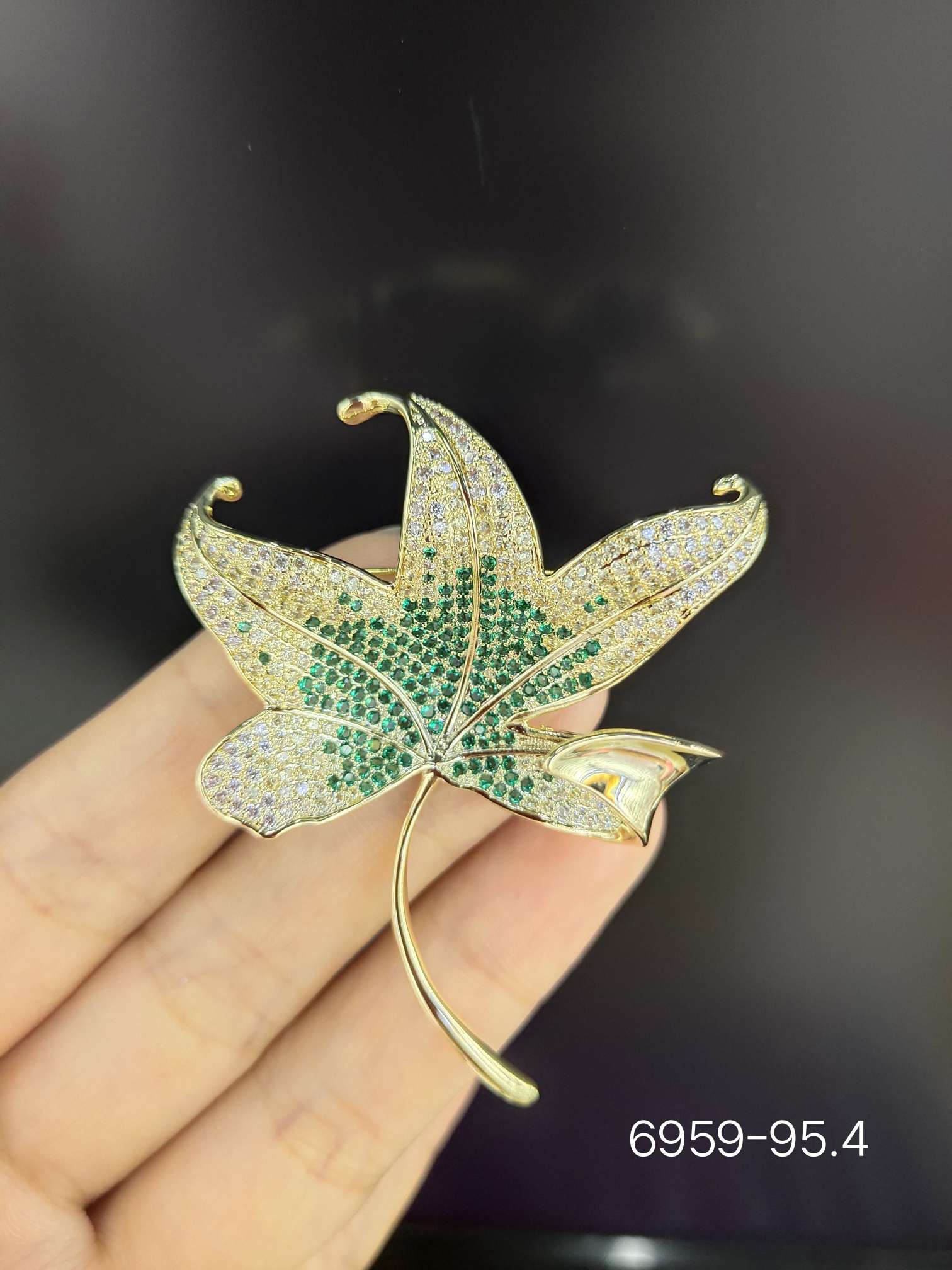 The national trend series of fashionable green maple leaf high-end anti-glare coat accessories brooch details Picture