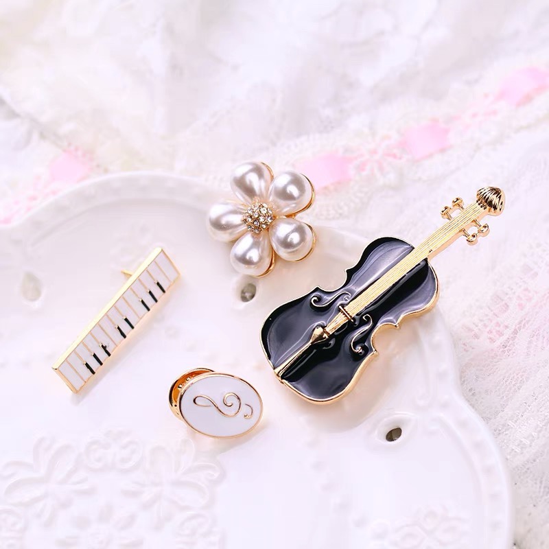 
Violin brooch