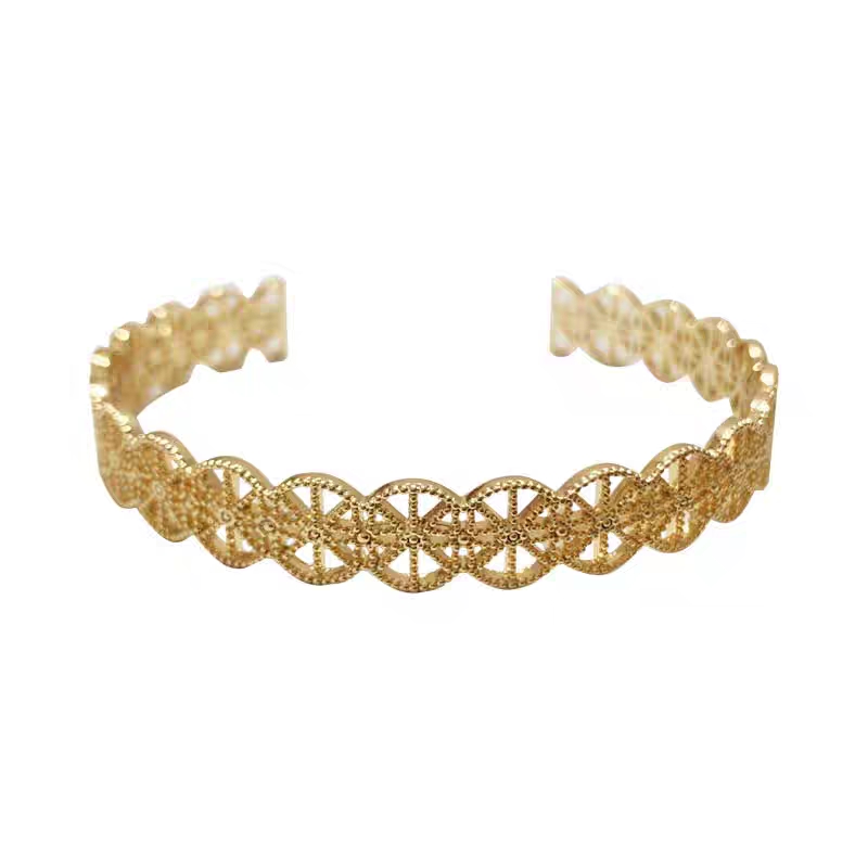 This is an Instagram minimalist, niche design, fashionable and individual open-top bracelet for women, exuding a sense of light luxury and sophistication. It is a popular wristband and accessory