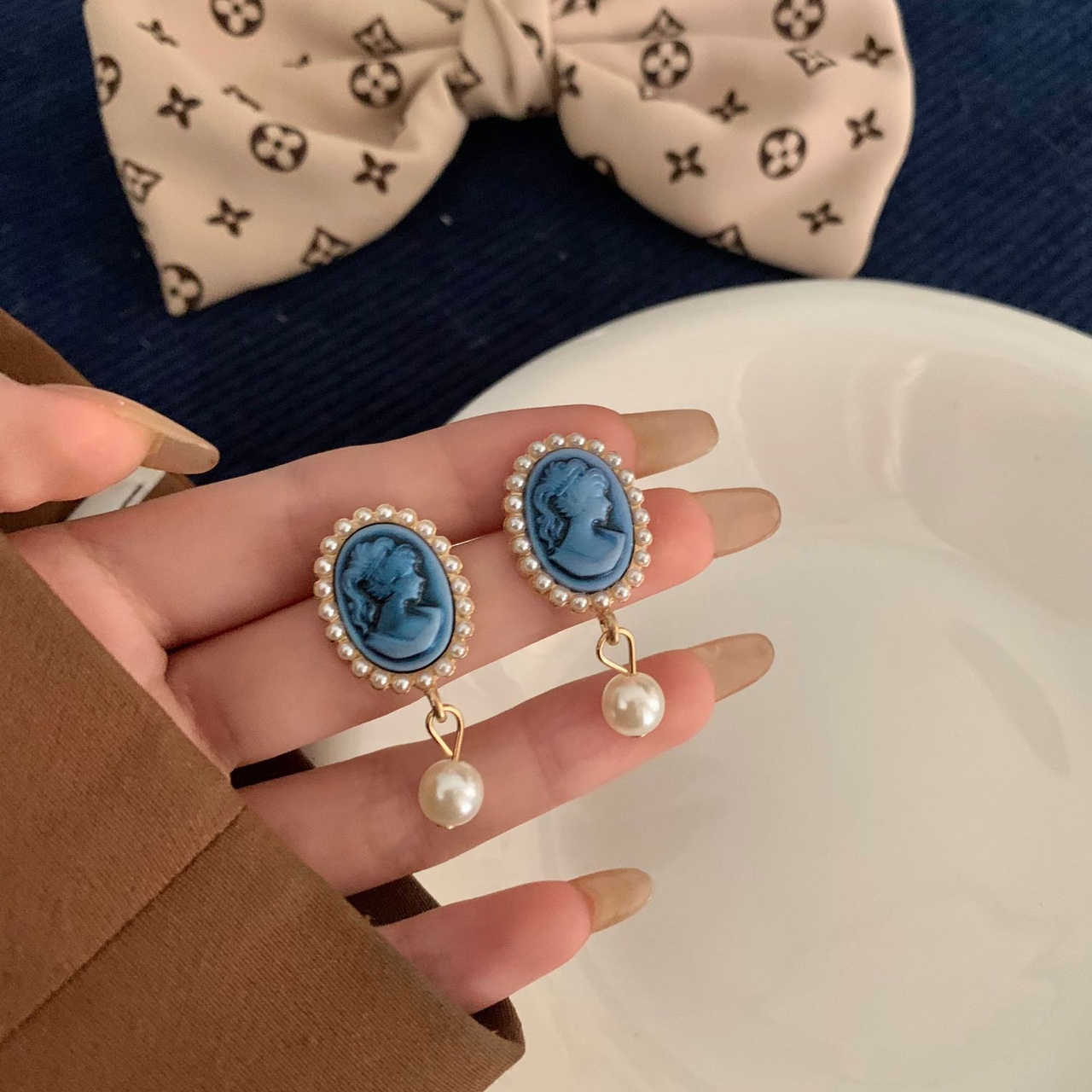 Blue head pearl earrings, French charm