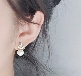 Exquisite clover pearl, cute and charming new ear studs for young girls Specification image