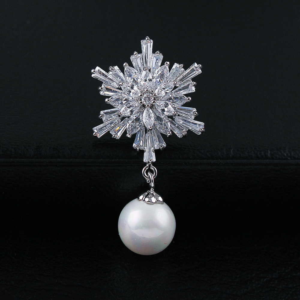 Micro-inlaid zircon snowflake brooch, small pin, real gold electroplated high-end brooch, universal anti-glare Specification image