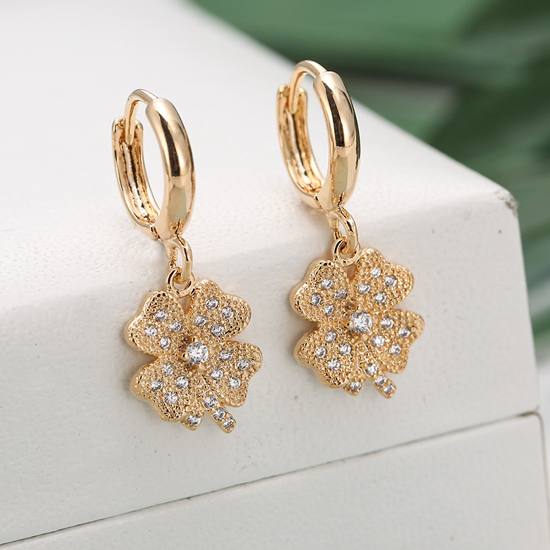 Cross-border best-selling earrings: European and American personalized leaf-shaped zirconia copper earrings and ear buckles sold directly by the manufacturer detail image 5