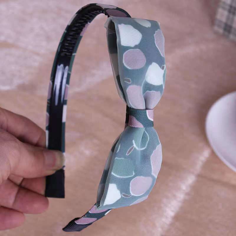 A military green striped bow