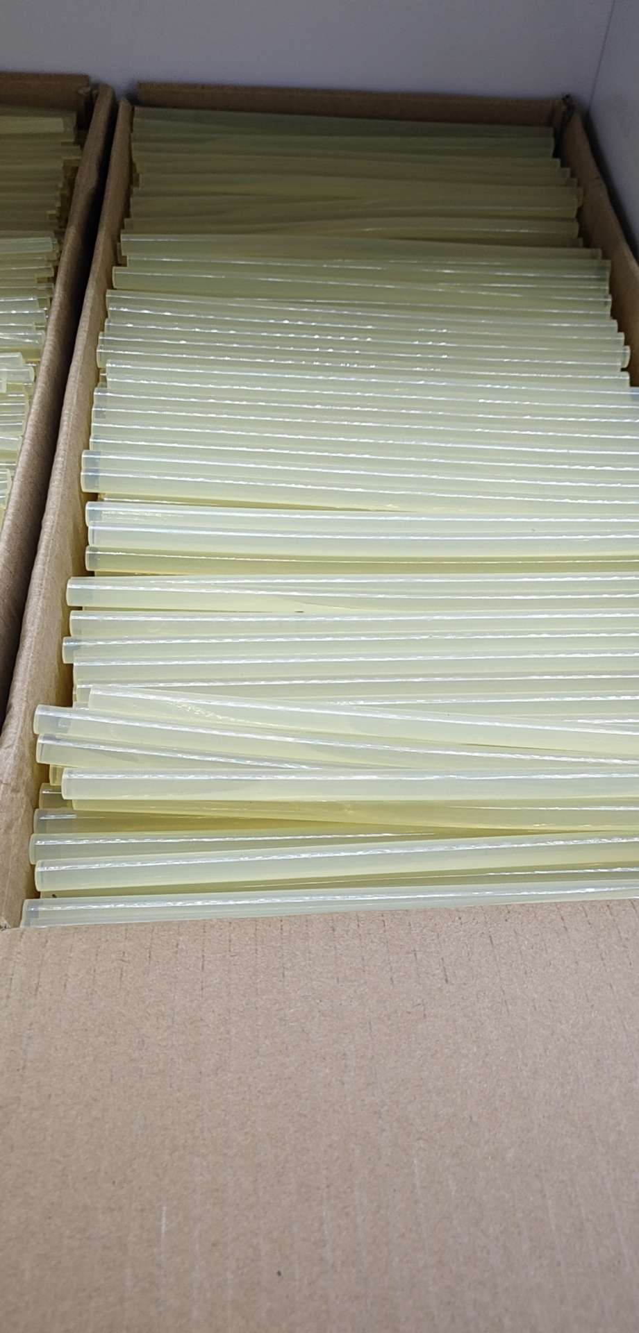 Medium adhesive hot melt glue stick, transparent stick, 11*270mm. Welcome to contact Specification image