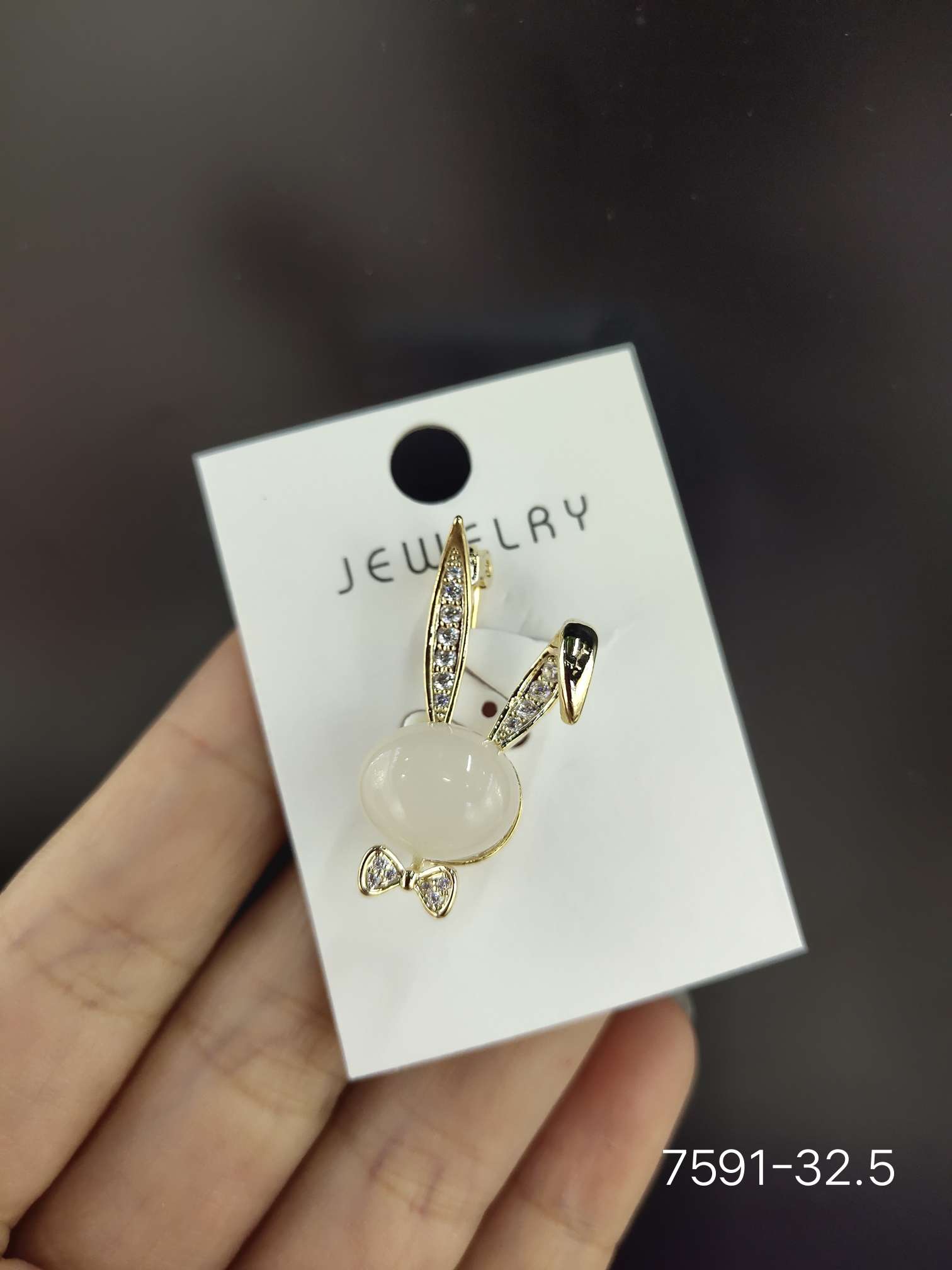 Korean-style fashionable little rabbit high-end anti-glare coat accessory brooch details Picture