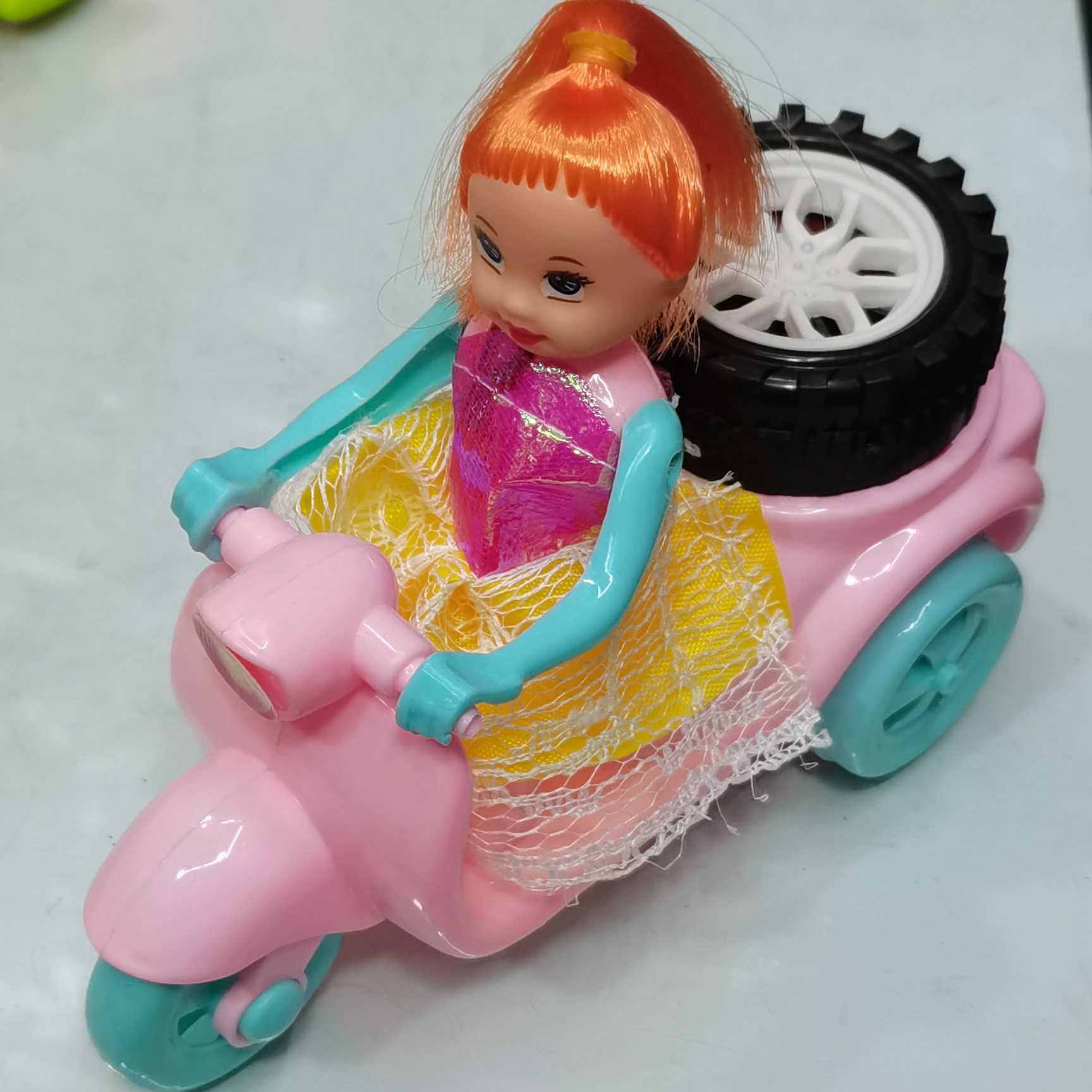 美女三轮车惯性