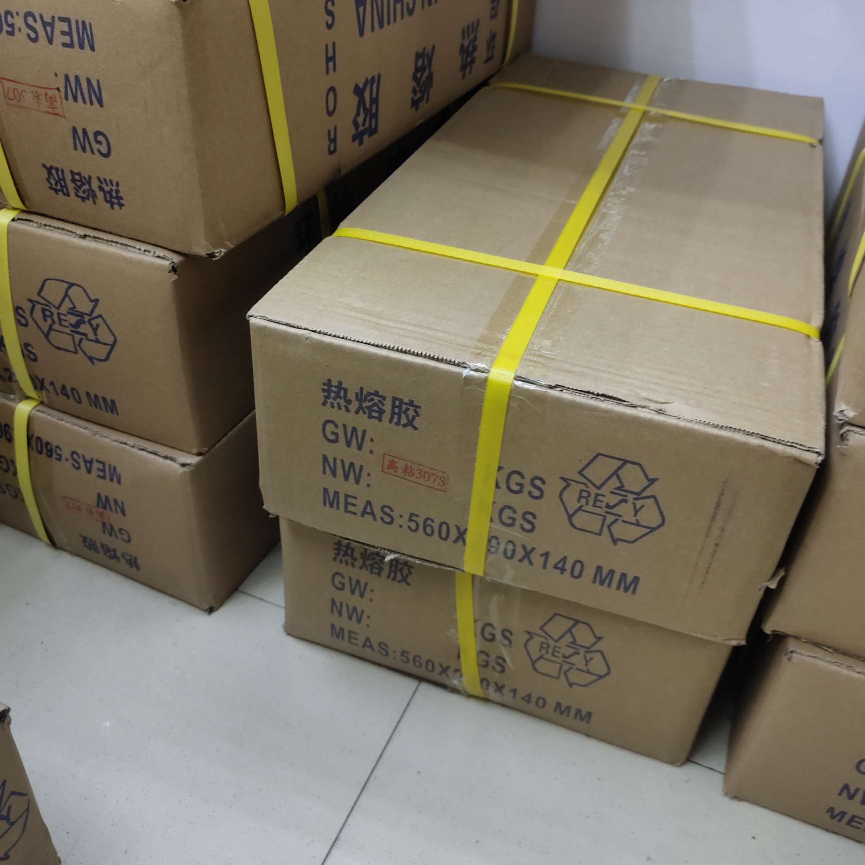 Yellow high-viscosity transparent hot melt adhesive stick 307#11*270mm. Welcome to contact the manufacturer for direct sales Application Scenario