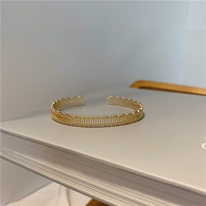 The cool and niche design of the golden hollowed-out pattern open bracelet and wristband on Instagram exudes a high-end feel and is a trendy internet-famous jewelry Item Picture
