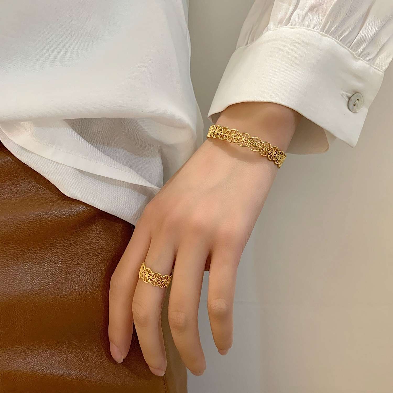 This is an Instagram minimalist, niche design, fashionable and individual open-top bracelet for women, exuding a sense of light luxury and sophistication. It is a popular wristband and accessory Application Scenario