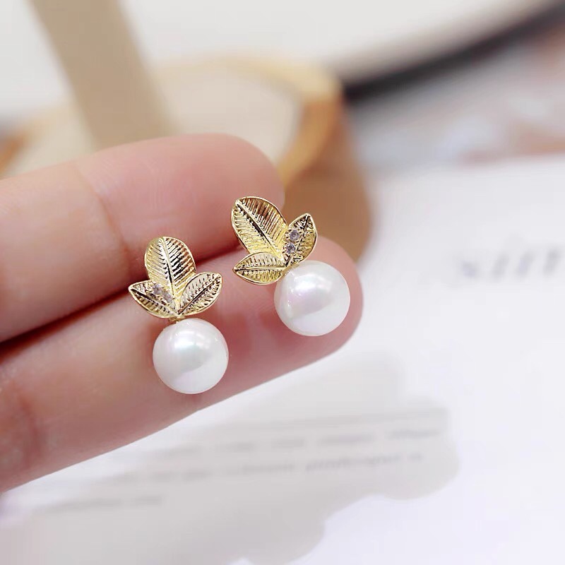 Exquisite clover pearl, cute and charming new ear studs for young girls