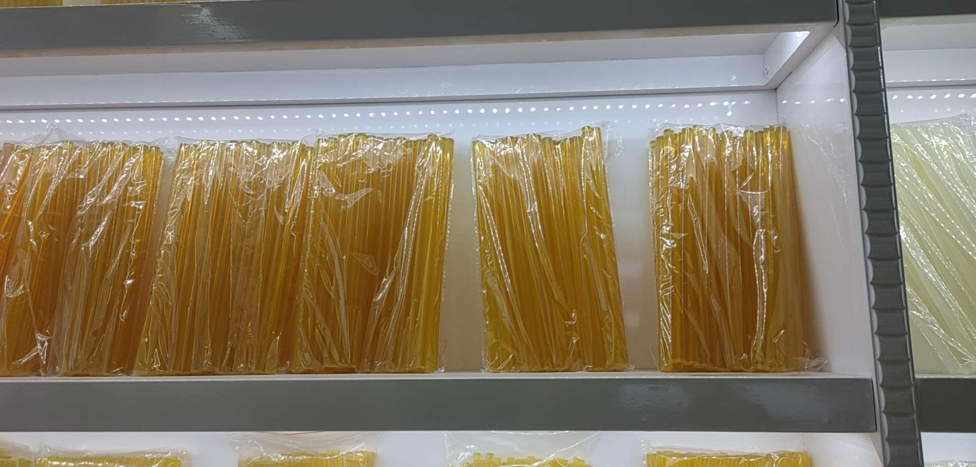 High-viscosity yellow hot melt adhesive stick 307 Specification image