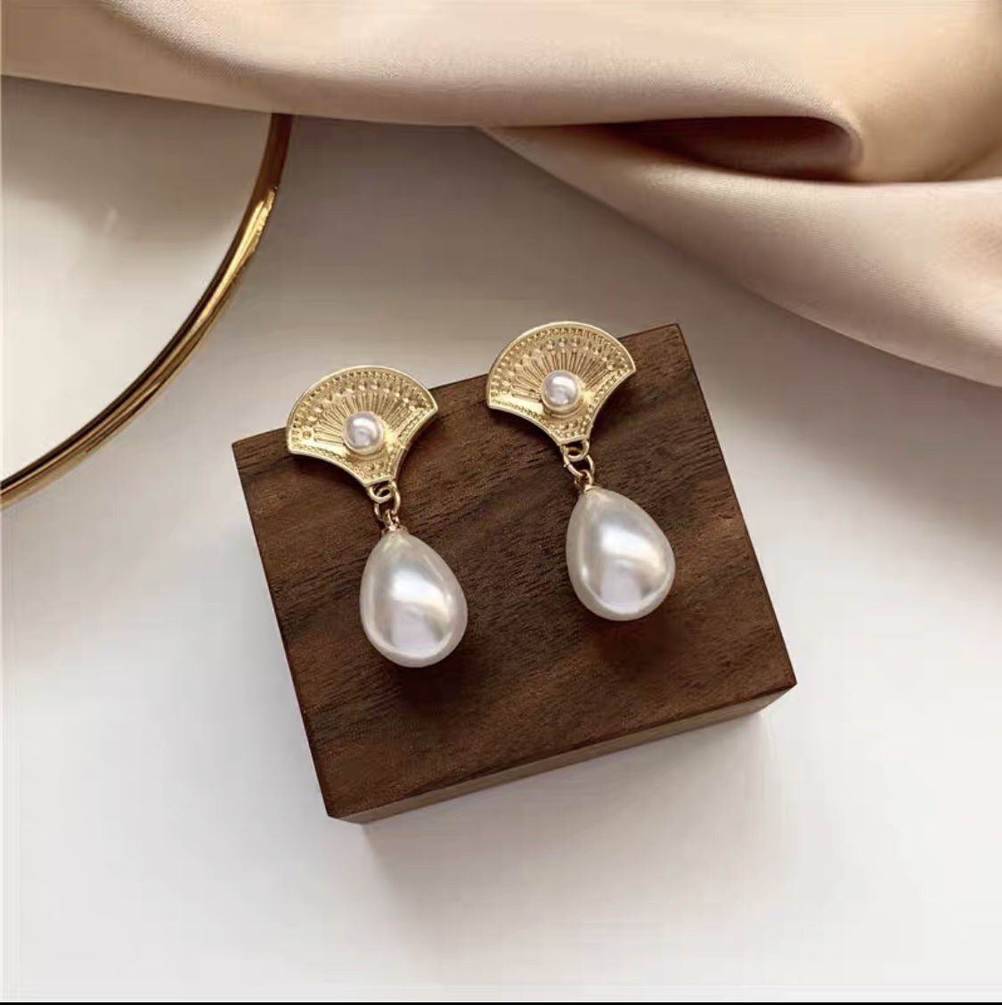 Fashion fan-shaped South Korea Dongdaemun new luxury pearl earrings
