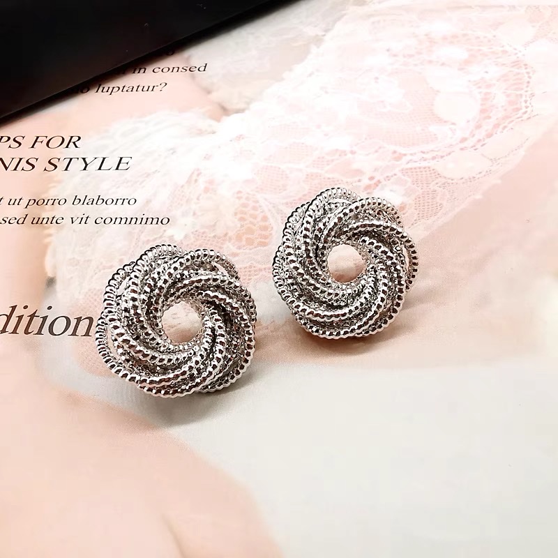 New Korean-style stud earrings with a trendy and versatile European and American style details Picture
