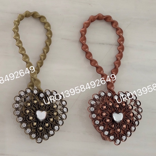 وقد وضعت حزام الكرات في الستائر في ستائر الاغتسال الفني، حيث تم ربط الحزام بالمغناطيس، وهو شريط لاصق من طراز إسكندنافي الشمال الأوروبي