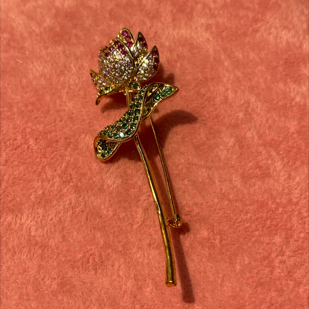 Lotus brooch with micro-diamond setting