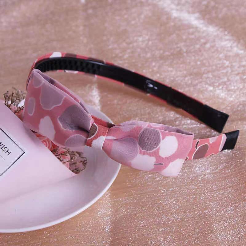 Sugar-colored patterned bow