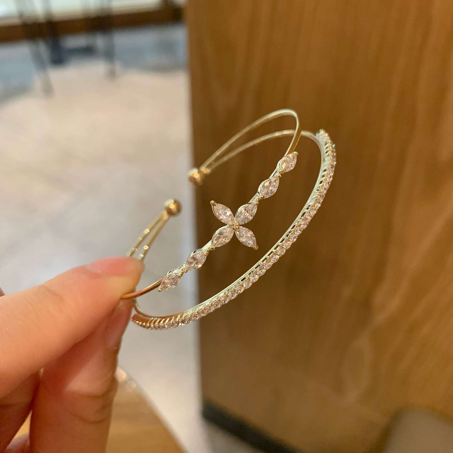 This is a delicate, slightly inlaid zircon sparkling flower bracelet with a fashionable and elegant style from Japan and South Korea. It is a niche design for women and a light luxury accessory for best friends Specification image