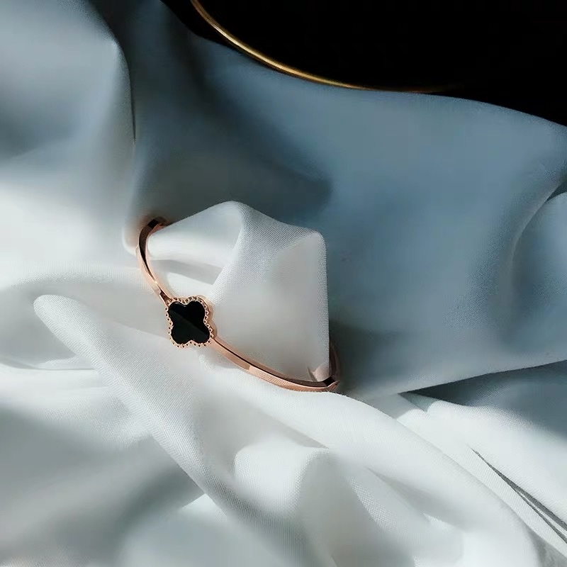 Rose gold titanium steel bracelet, a popular Korean version of women's jewelry, is simple, individual and does not fade Item Picture