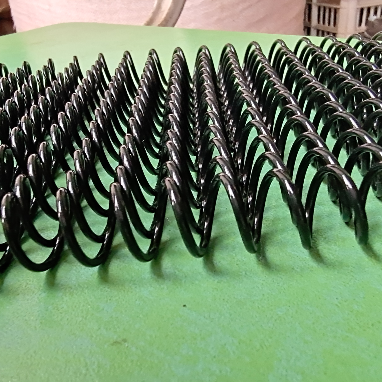 专业生产pvc塑料单线圈，各种颜色欢迎来样定做图