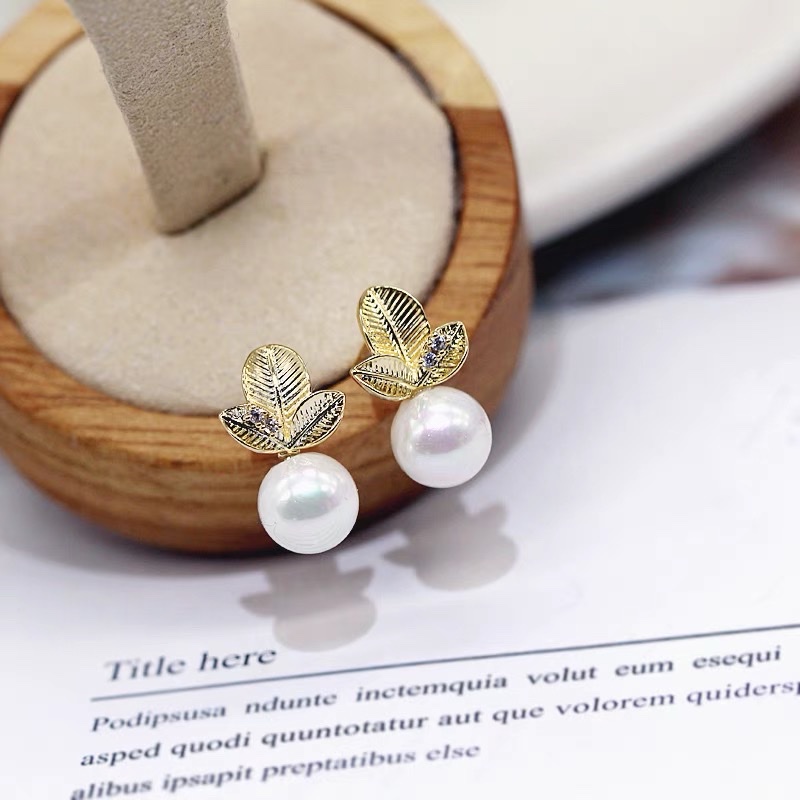 Exquisite clover pearl, cute and charming new ear studs for young girls details Picture
