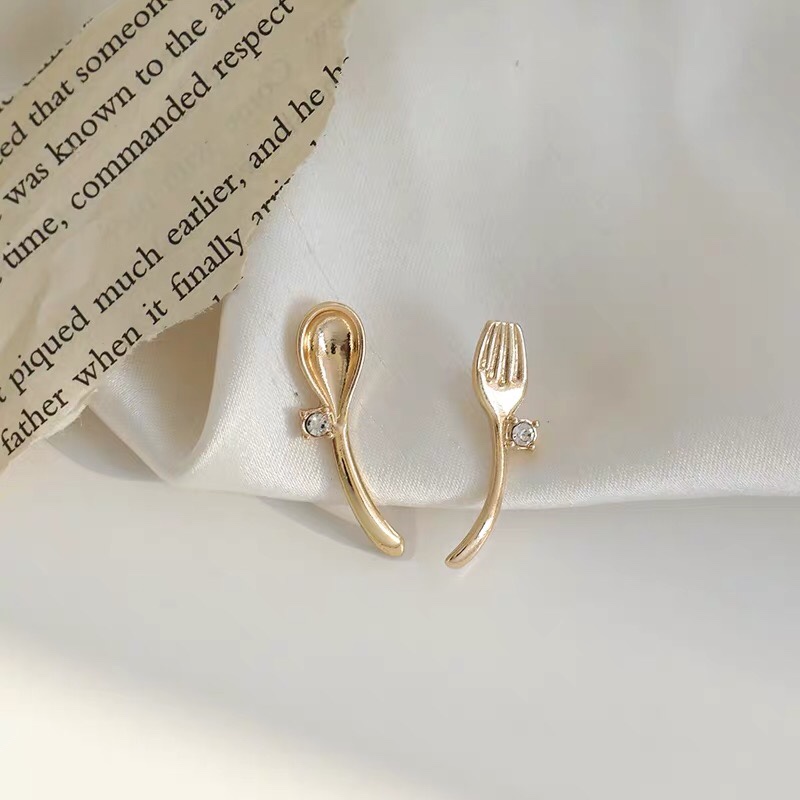Light luxury, niche design, simple, fashionable, individual and trendy stud earrings