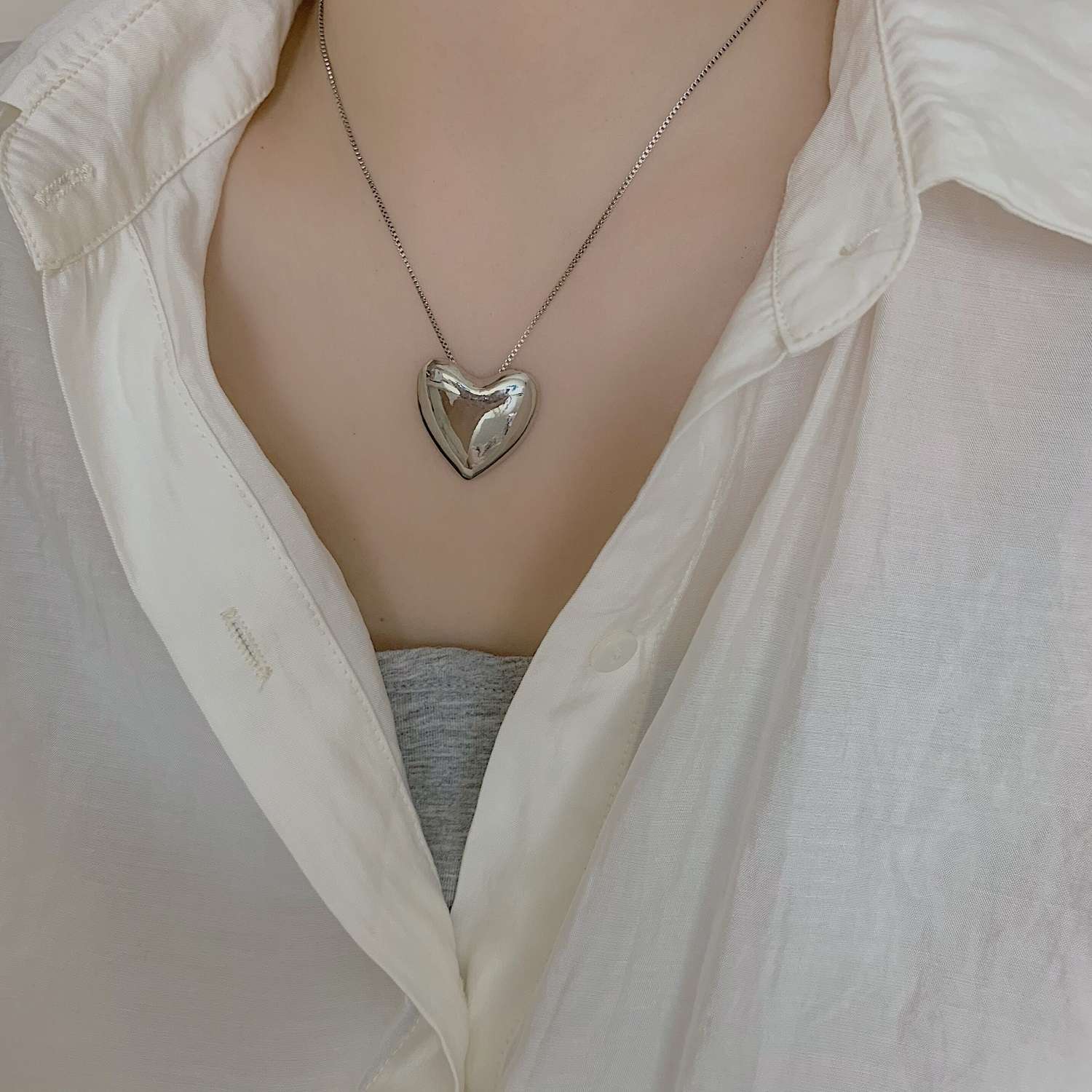 "Instagram cold style big heart pendant necklace for women, fashionable, simple, exaggerated and individual, Internet celebrity collarbone chain, trendy summer. Specification image