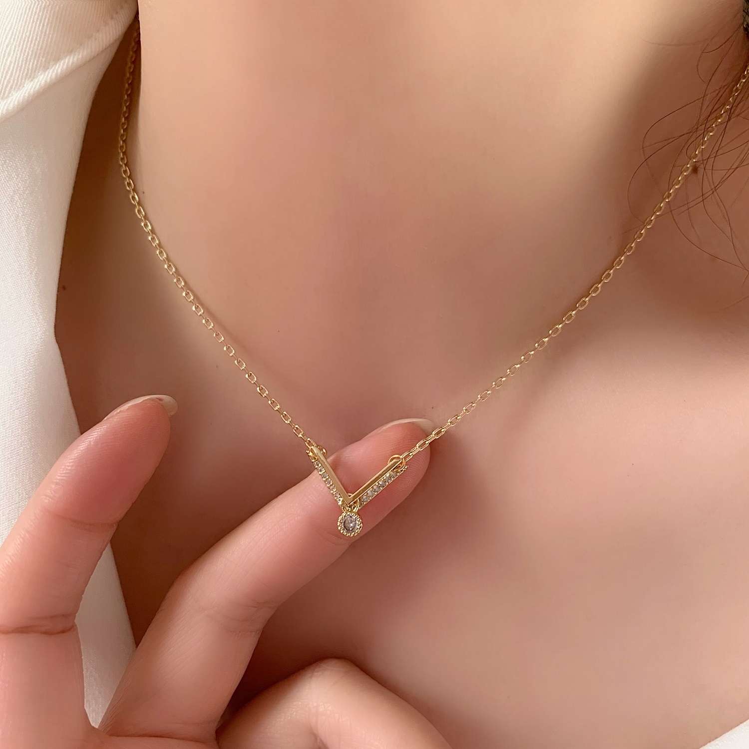 New simple and elegant, versatile necklace for women on Instagram, with a cold and niche design sense, light luxury and fine collarbone chain for summer details Picture