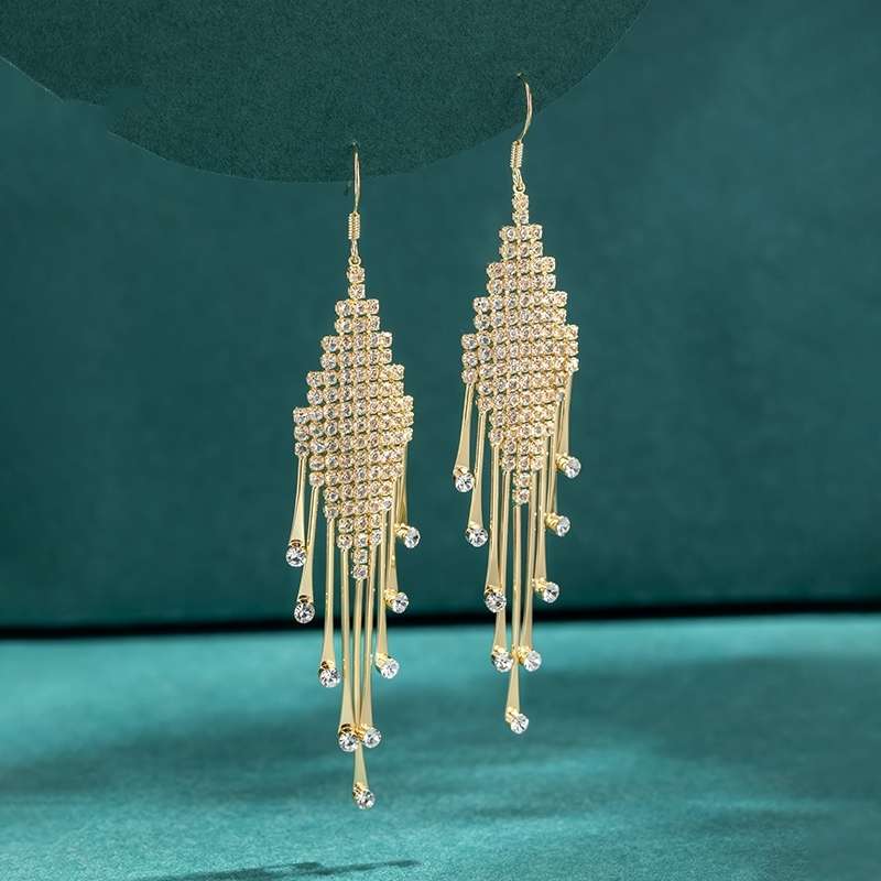 New trendy earrings, a female Internet celebrity, exude a sense of luxury. Long earrings with full diamonds, tassels, and exaggerated and stylish European and American stud earrings details Picture