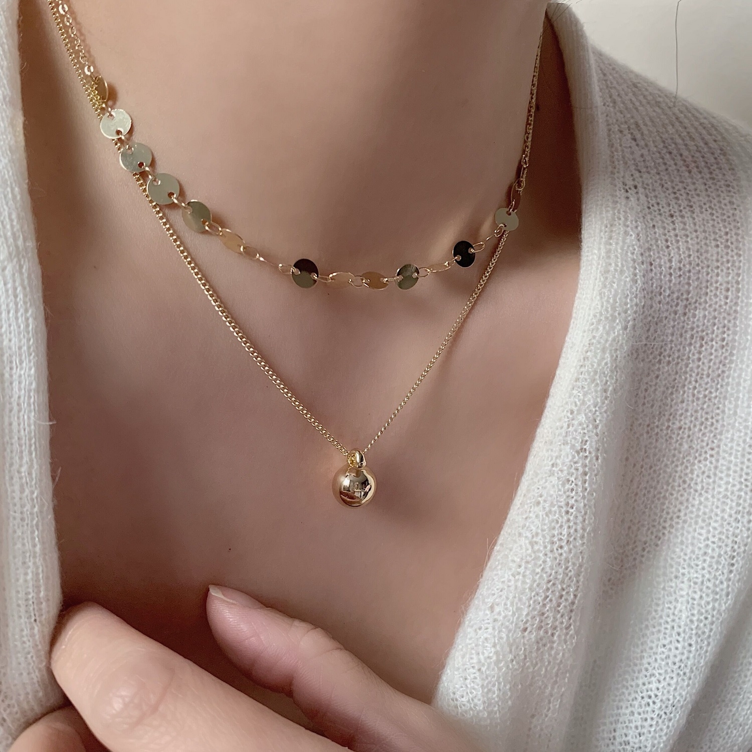A high-end, light luxury sequined ball double-layer necklace, a niche design for women, an ins cold style collarbone chain and necklace accessory