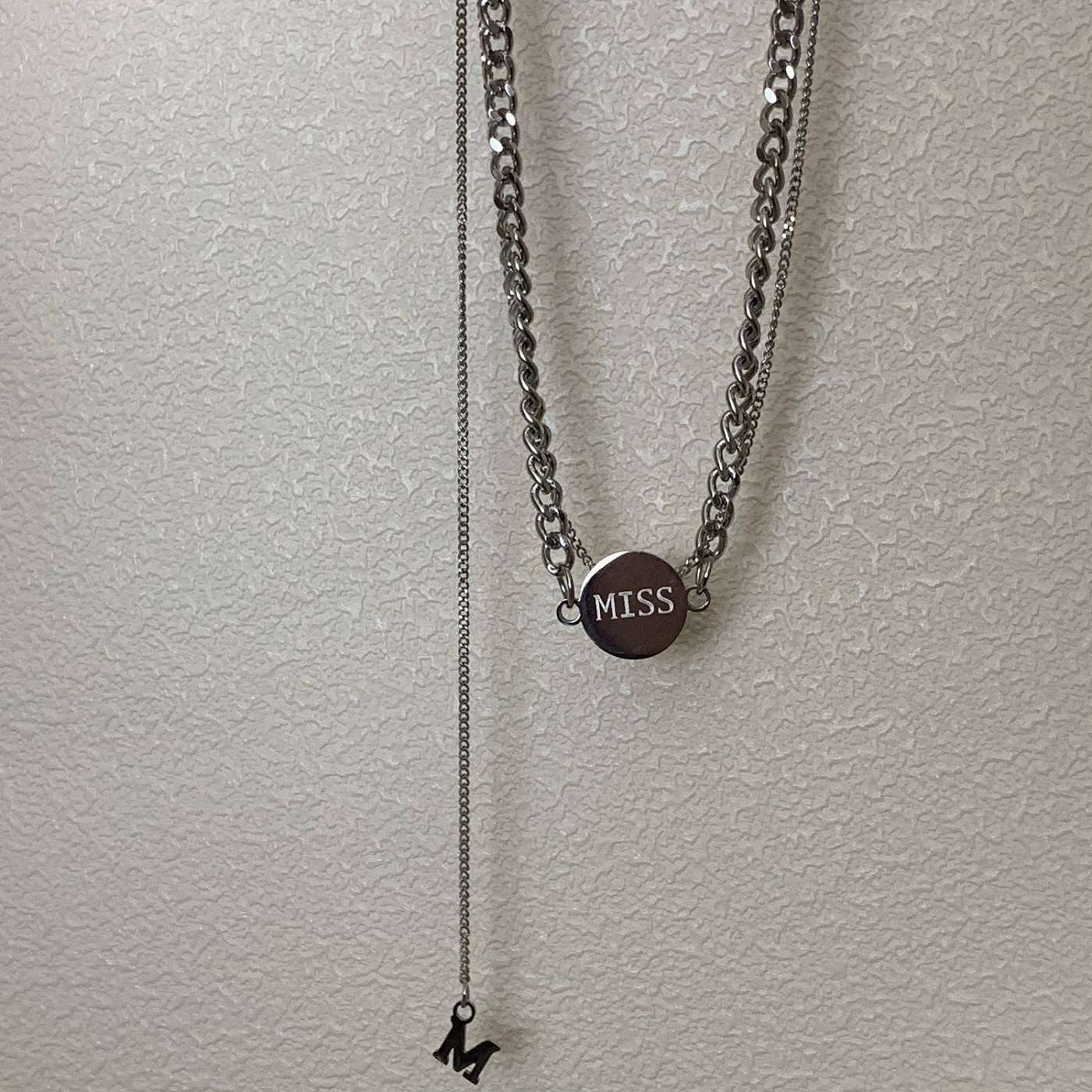 The "Korean and Korean Cold Style" double-layered round plate MISS titanium steel necklace with a niche design sense for both men and women is a trend of popular collarbone chains Item Picture