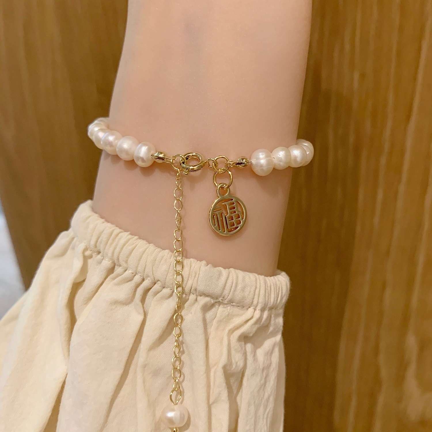 Natural freshwater pearl "Fu" character brand bracelet for women, an exquisite and unique design on Instagram, a gift for best friends, summer Application Scenario