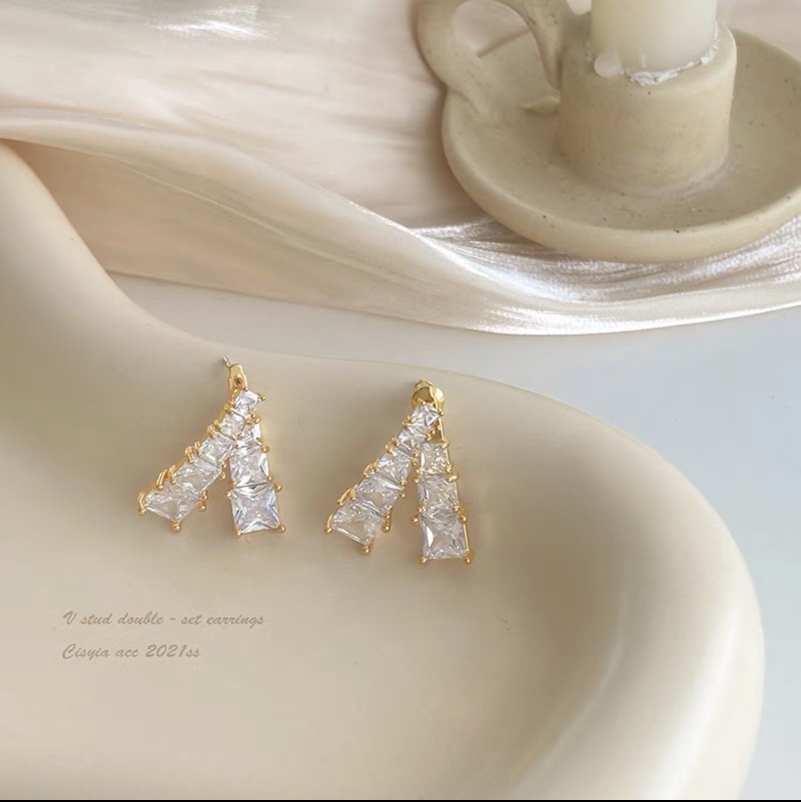 The elegance of the socialite, the intellectuality of the lady, the fashion is full of studs and earrings