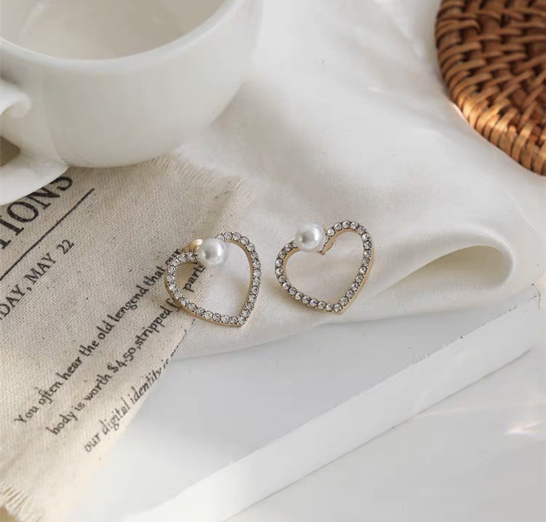 The new summer hollowed-out rhinestone heart-shaped stud earrings from Dongdaemun, South Korea, are simple and luxurious details Picture