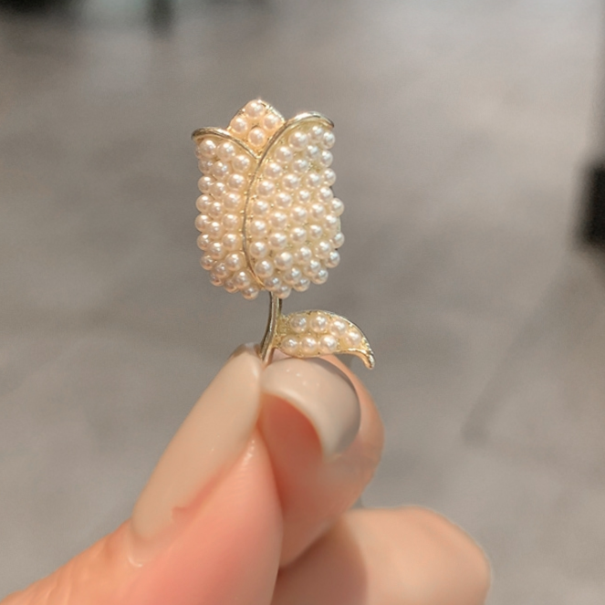 Pearl bud brooch